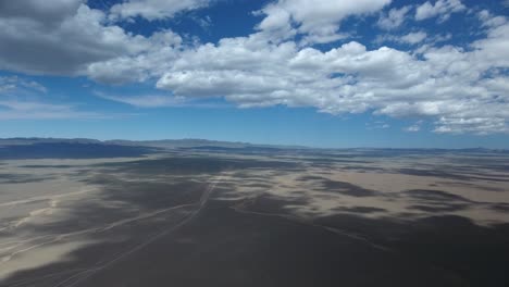 Luftdrohnen-Zeitraffer-In-Der-Wüste-Mit-Wolken-Und-Schatten,-Die-Sich-Auf-Dem-Boden-Bewegen